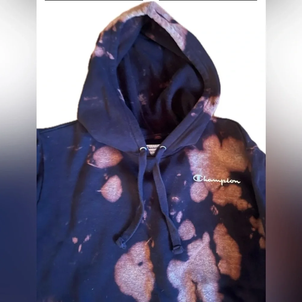 Champion hooded sweatshirt with pocket. Size Medium
